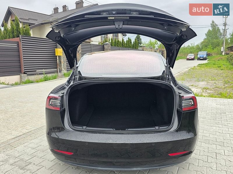 Седан Tesla Model 3 2018 в Львове