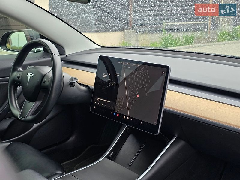 Седан Tesla Model 3 2018 в Львове