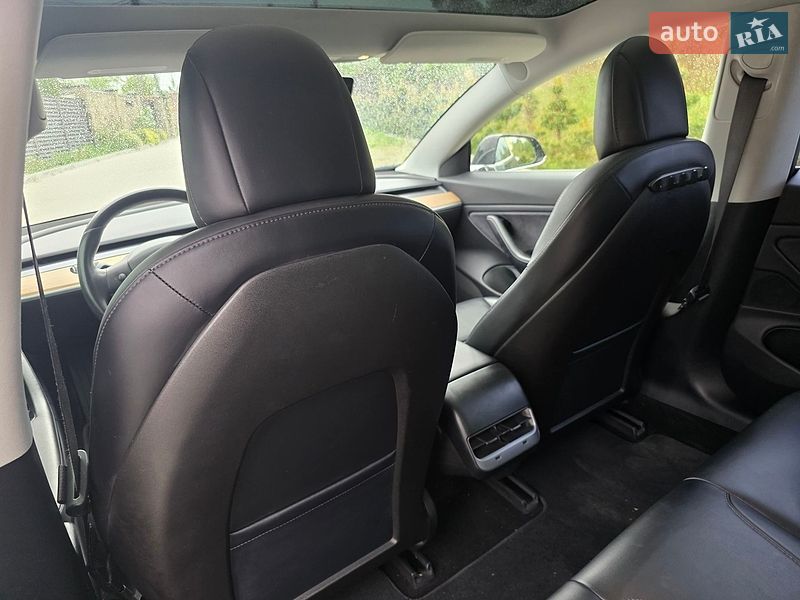 Седан Tesla Model 3 2018 в Львове