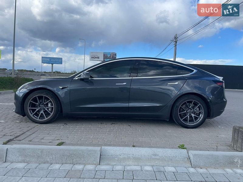 Седан Tesla Model 3 2018 в Львове