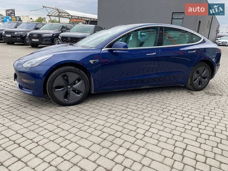Седан Tesla Model 3 2018 в Львові