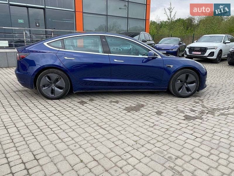 Седан Tesla Model 3 2018 в Львові