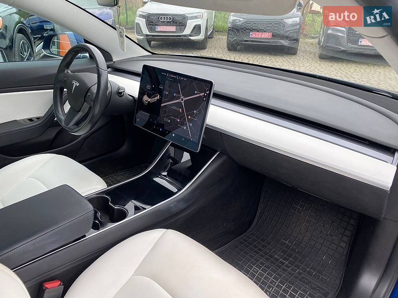 Седан Tesla Model 3 2018 в Львові