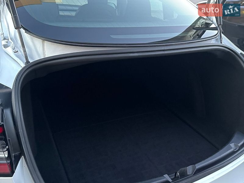 Седан Tesla Model 3 2020 в Виннице