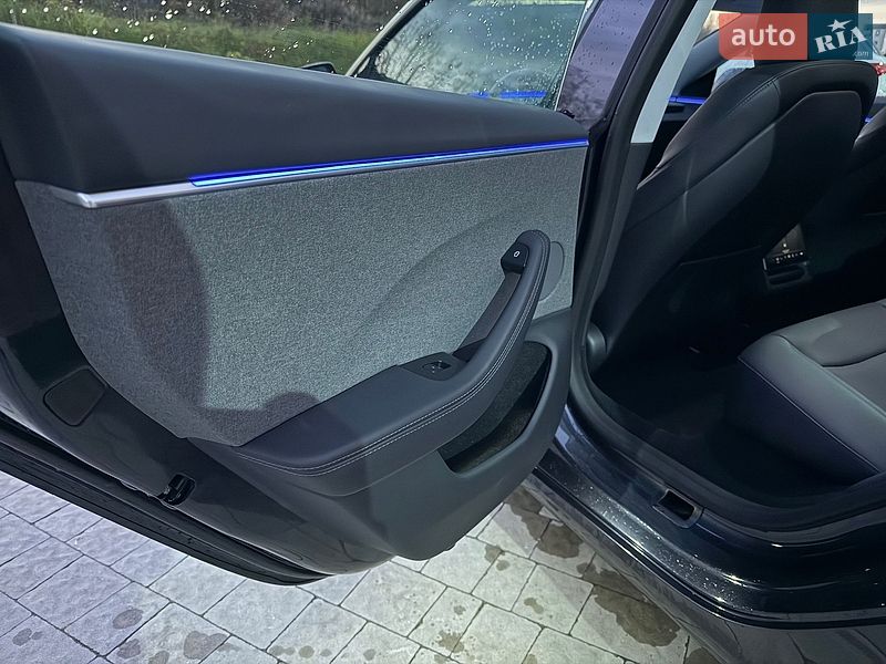 Седан Tesla Model 3 2024 в Львове