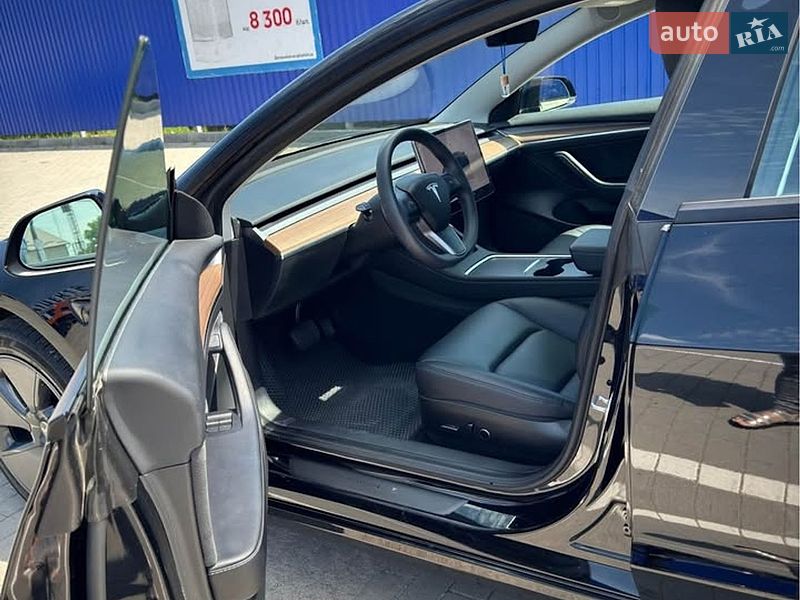 Седан Tesla Model 3 2023 в Львові