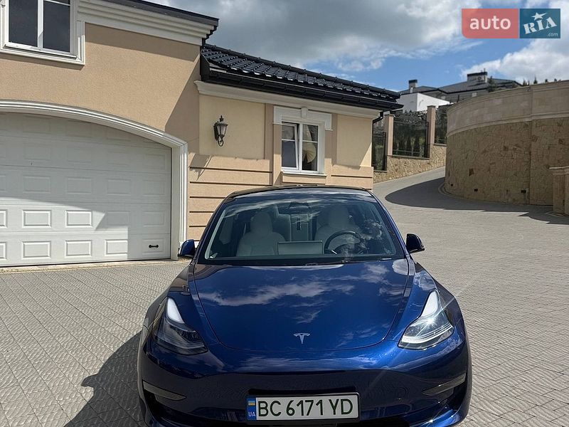 Седан Tesla Model 3 2023 в Львові
