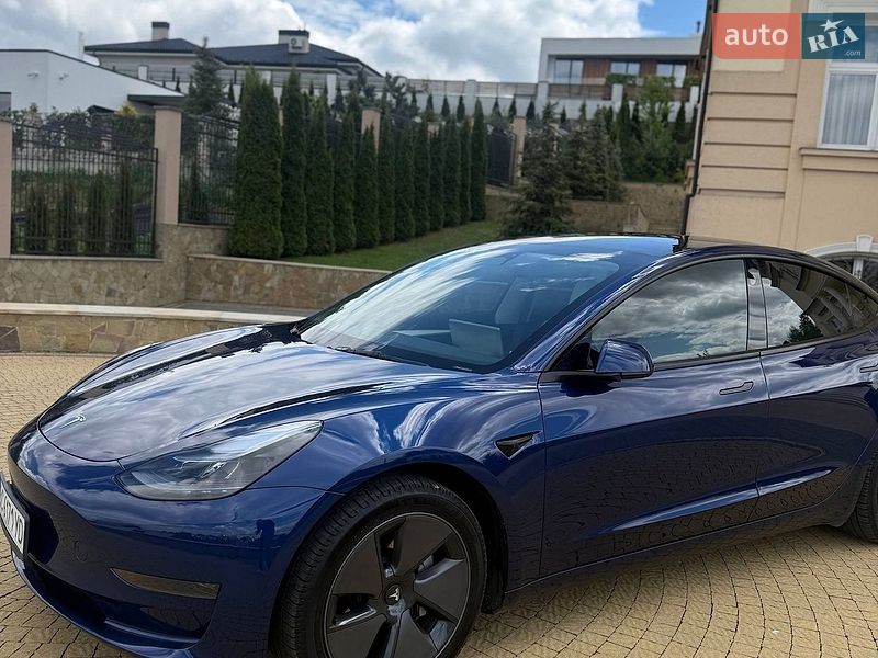 Седан Tesla Model 3 2023 в Львові