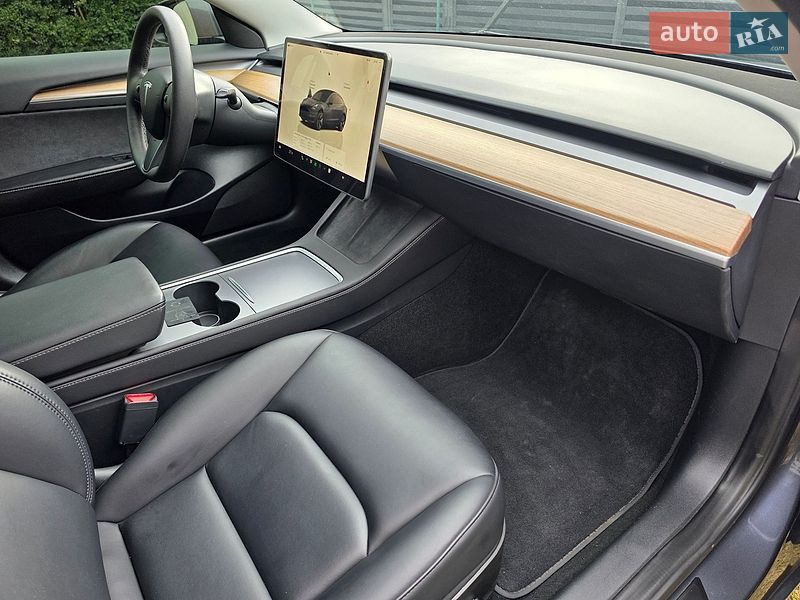Седан Tesla Model 3 2023 в Львові