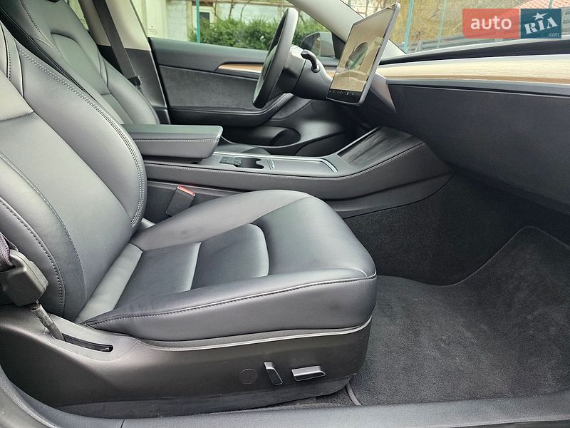 Седан Tesla Model 3 2023 в Львові