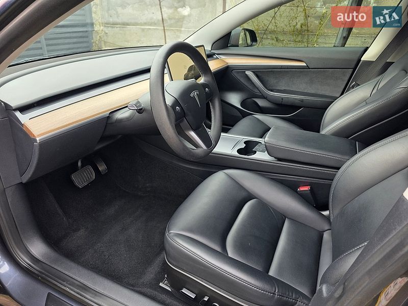 Седан Tesla Model 3 2023 в Львові