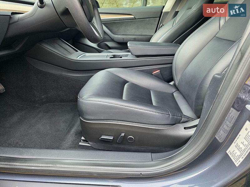 Седан Tesla Model 3 2023 в Львові