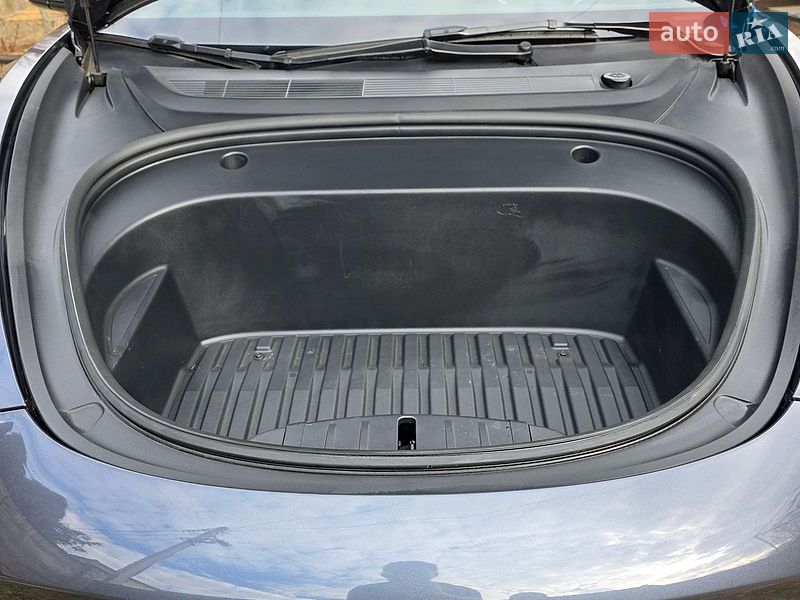 Седан Tesla Model 3 2023 в Львові