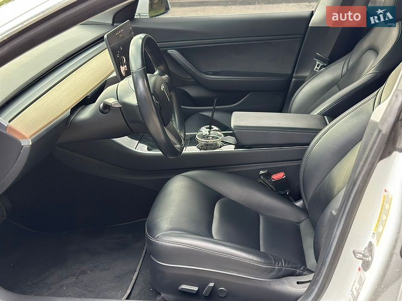 Седан Tesla Model 3 2018 в Кременчуці