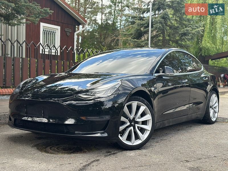 Седан Tesla Model 3 2019 в Чернигове