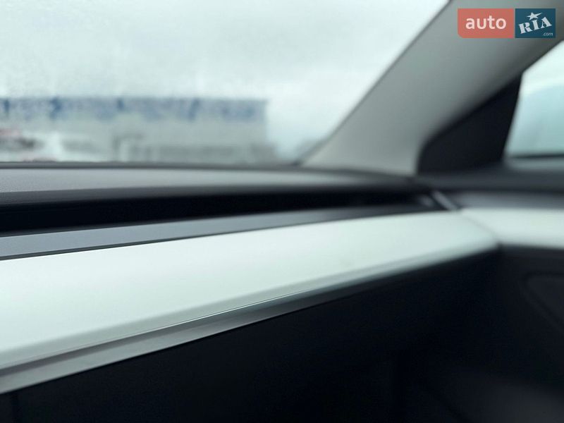 Седан Tesla Model 3 2022 в Броварах