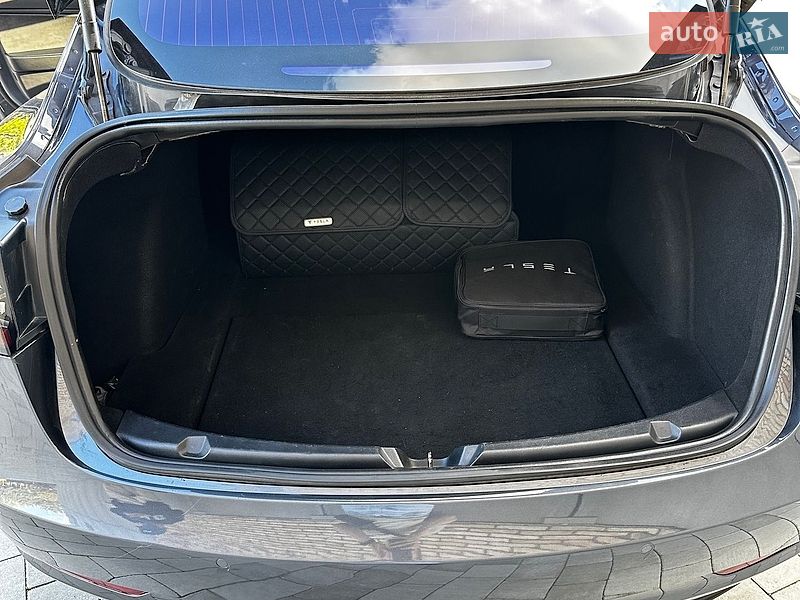 Седан Tesla Model 3 2018 в Луцке
