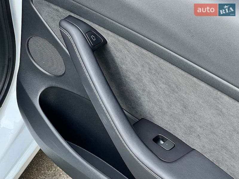 Седан Tesla Model 3 2022 в Киеве