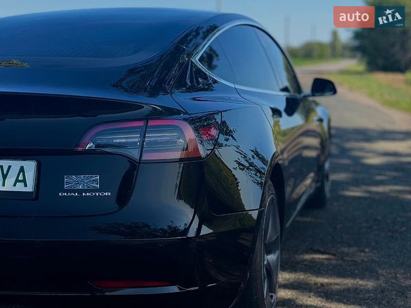 Седан Tesla Model 3 2019 в Киеве