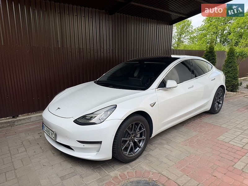 Седан Tesla Model 3 2019 в Львові