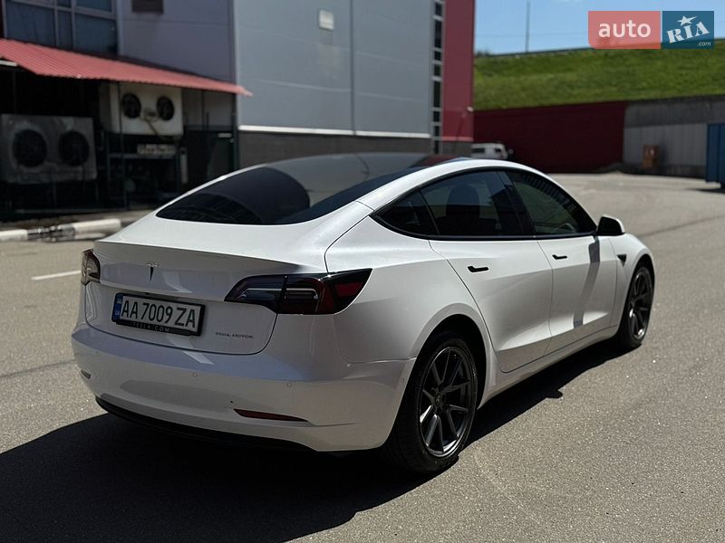 Седан Tesla Model 3 2021 в Києві