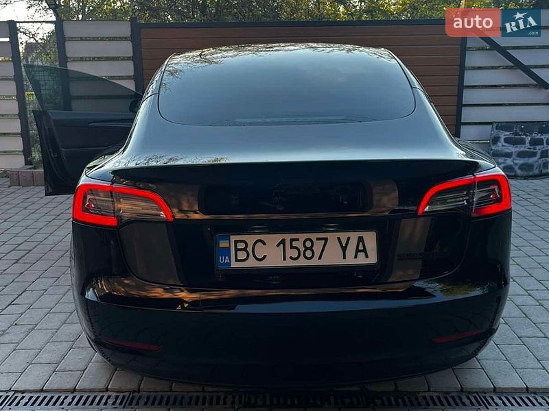 Седан Tesla Model 3 2022 в Львове
