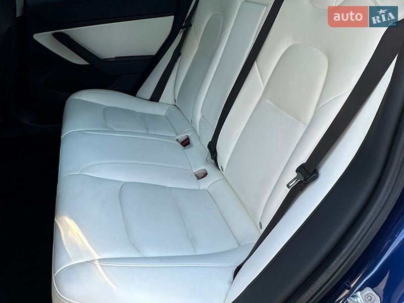 Седан Tesla Model 3 2019 в Луцке