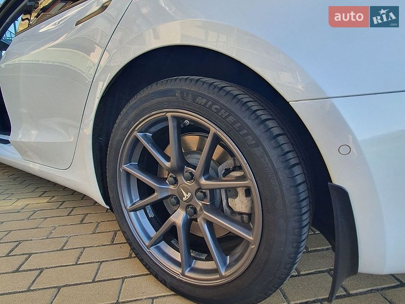 Седан Tesla Model 3 2021 в Києві
