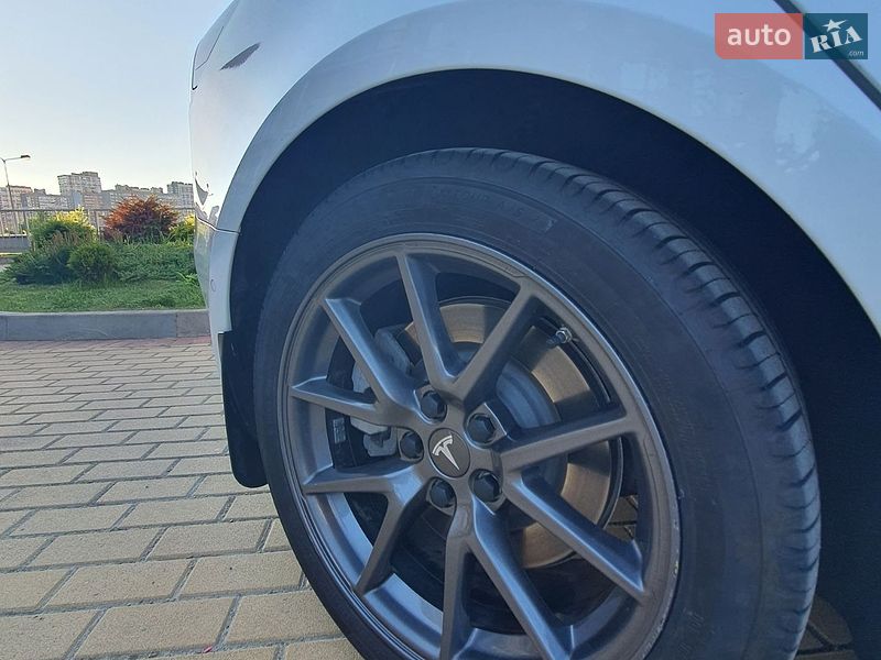Седан Tesla Model 3 2021 в Києві