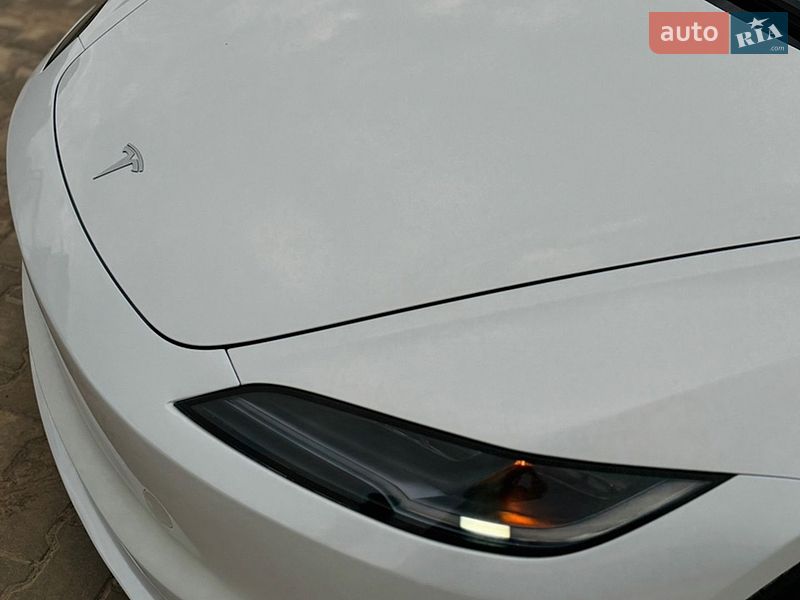 Седан Tesla Model 3 2024 в Южному