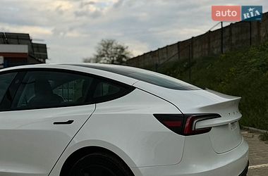 Седан Tesla Model 3 2024 в Южному
