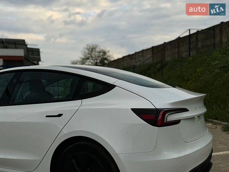 Седан Tesla Model 3 2024 в Южному