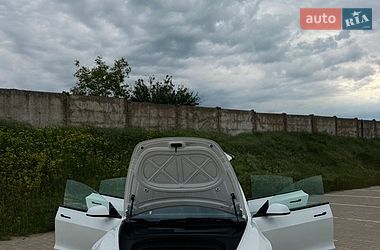 Седан Tesla Model 3 2024 в Южному