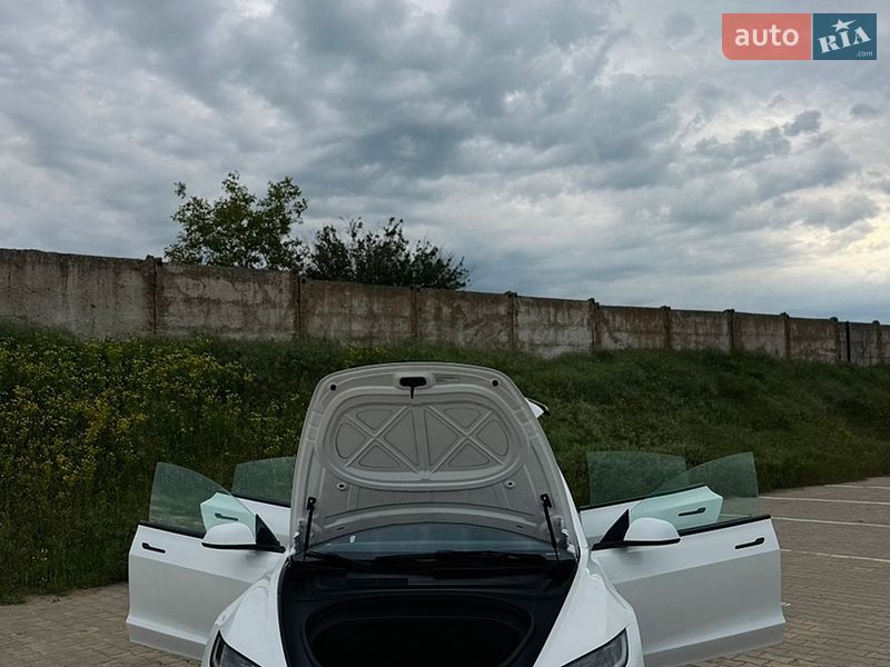 Седан Tesla Model 3 2024 в Южному