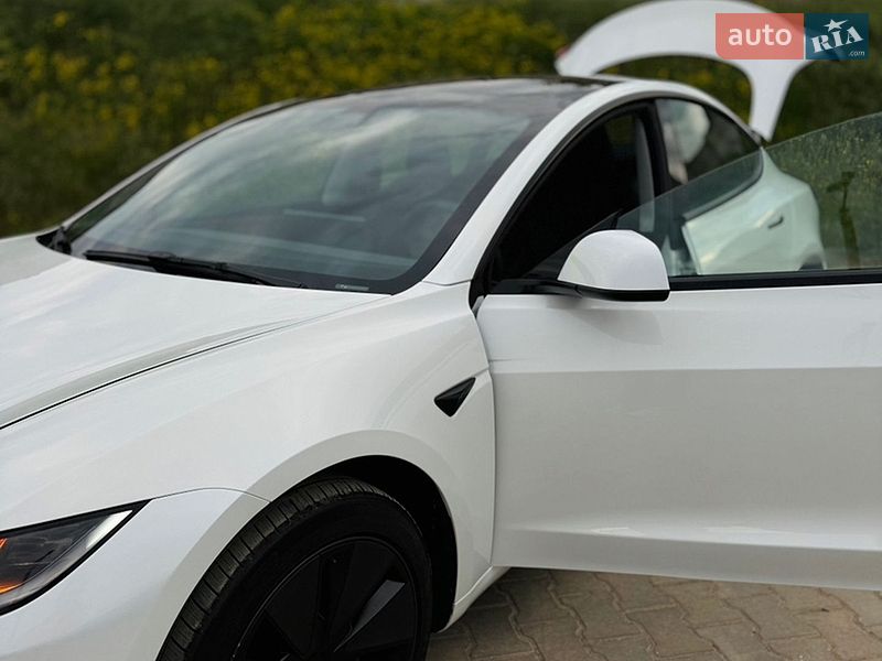 Седан Tesla Model 3 2024 в Южному