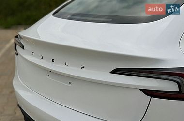 Седан Tesla Model 3 2024 в Южному