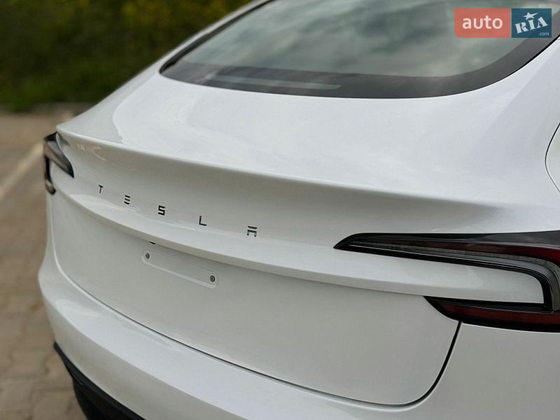 Седан Tesla Model 3 2024 в Южному