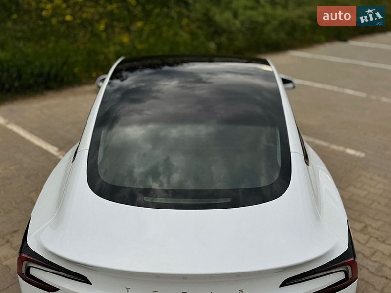Седан Tesla Model 3 2024 в Южному
