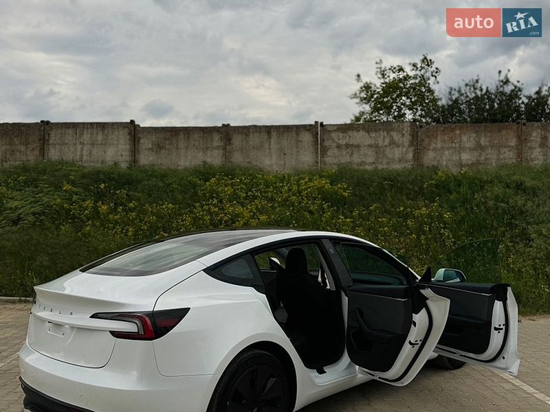 Седан Tesla Model 3 2024 в Южному