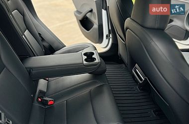 Седан Tesla Model 3 2024 в Южному