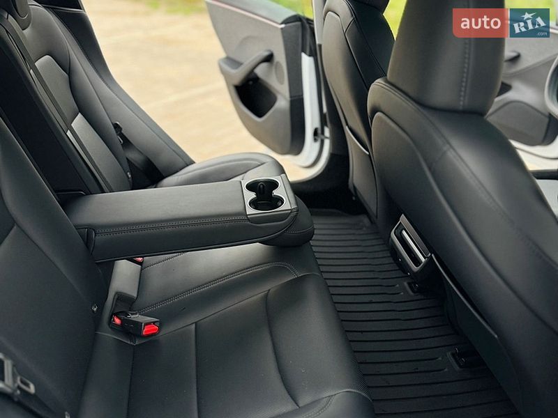 Седан Tesla Model 3 2024 в Южному