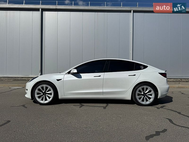 Седан Tesla Model 3 2023 в Києві