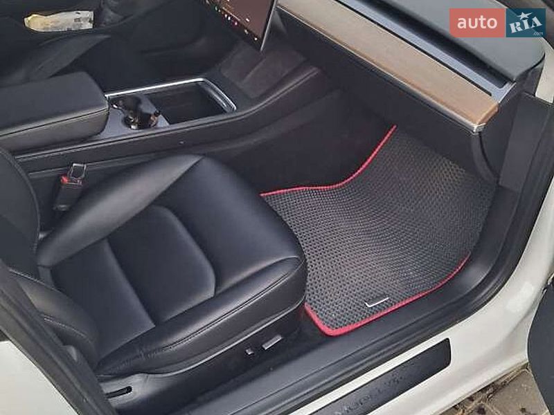 Седан Tesla Model 3 2022 в Киеве