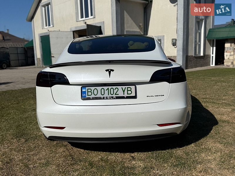 Седан Tesla Model 3 2022 в Львове