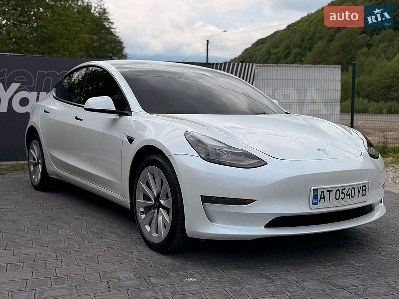 Седан Tesla Model 3 2023 в Яремчі фото Седан Tesla Model 3 2023 в Яремчі