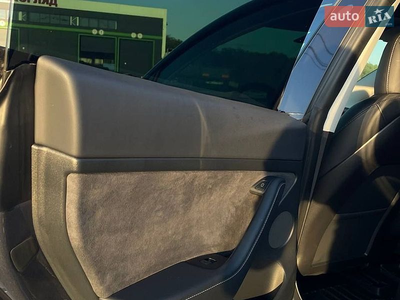 Седан Tesla Model 3 2022 в Киеве