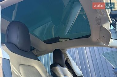Седан Tesla Model 3 2021 в Ровно