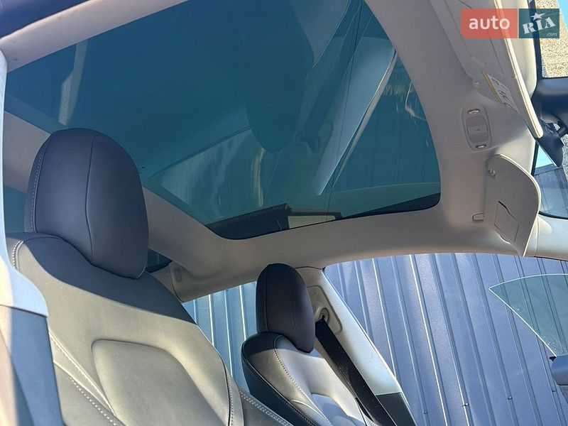 Седан Tesla Model 3 2021 в Ровно