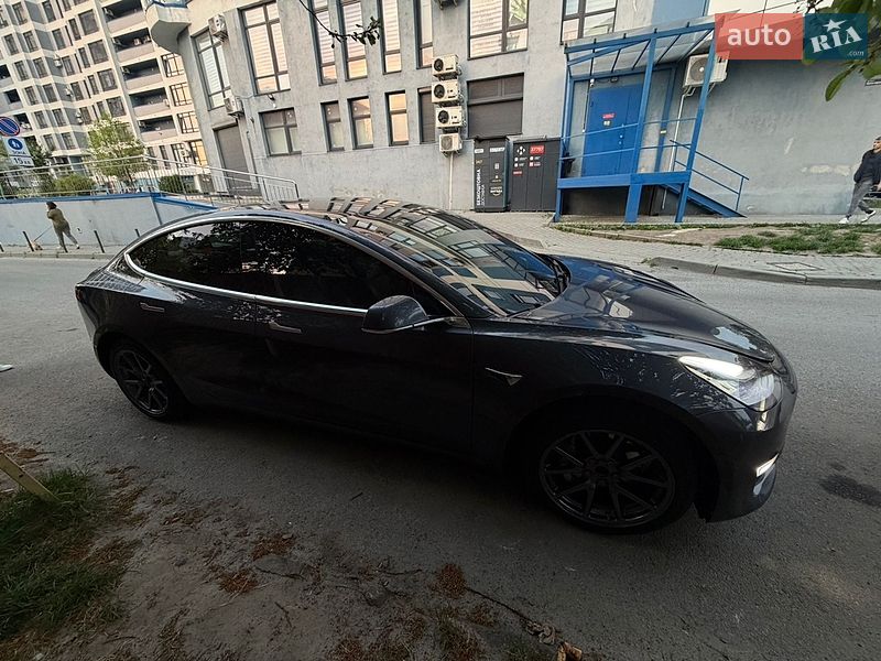 Седан Tesla Model 3 2019 в Львові