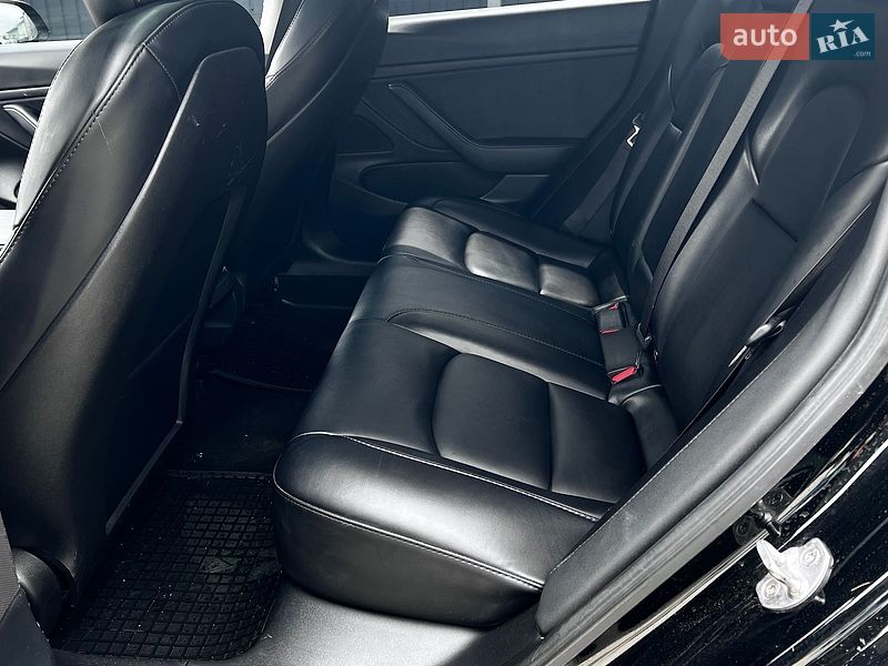 Седан Tesla Model 3 2021 в Самборі